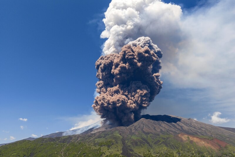 義大利西西里島的埃特納火山2日劇烈噴發,專家警告可能會持續數週。(美聯社)