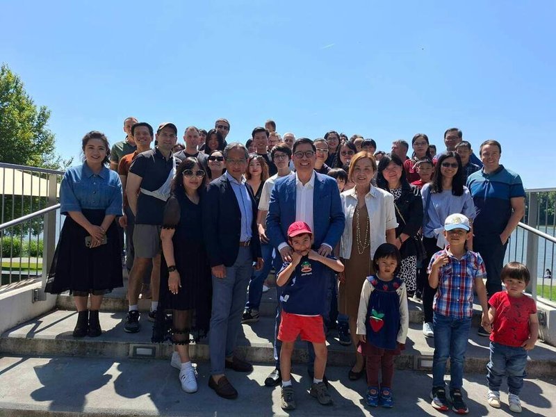 駐斯洛伐克代表處邀請旅斯台灣僑胞、台商與打工度假青年齊聚，歡慶端午佳節。（駐斯洛伐克代表處提供）中央社記者劉郁葶布拉格傳真  114年6月3日