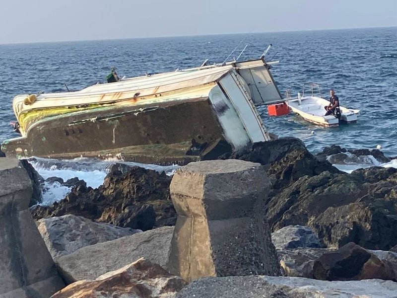 澎湖籍「龍富盛」漁船3日擱淺翻覆在花嶼東岸礁，71歲陳姓船長落海，救起時已無生命跡象，人船由海巡隊一併攜返馬公，報請檢警調查釐清意外事故原因。（澎湖第七岸巡隊提供）中央社   114年6月3日
