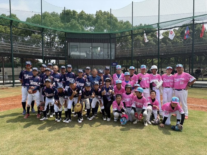小馬少棒亞太區賽事桃園市隊代表台灣參賽，3日與東莞龍騰隊交手投打發揮，順利以19比0、4局拿下預賽3連勝。圖為賽後合影。（球隊提供）中央社記者謝靜雯傳真  114年6月3日
