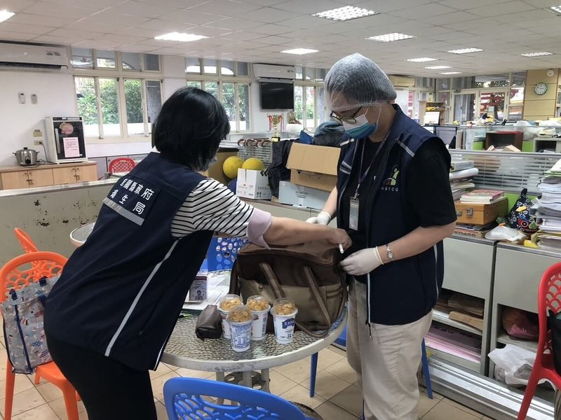 宜蘭縣某國小11名同班學生3日中午起陸續出現噁心、嘔吐、腹瀉等症狀,其中9名學生就醫,現已返家休息。衛生局下午派員前往學校疫情調查,並將鮮乳等送驗。(宜蘭縣政府提供)中央社記者王朝鈺傳真 114年6月3日