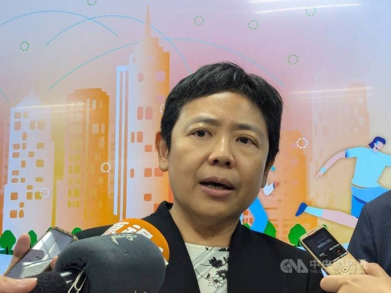 環境部3日舉辦「抗高溫調適對策聯盟」成立大會。環境部政務次長施文真（圖）受訪時表示，台灣高溫時間通常僅在一天中的幾個小時出現，因此很難放整天高溫假；未來仍會討論預警指標和預警啟動機制。中央社記者張雄風攝  114年6月3日