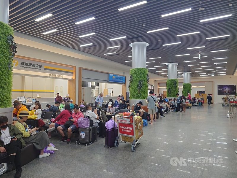 馬祖南竿機場3日受大雨影響,能見度未達起降標準,全日飛機暫停起降。中午能見度一度好轉,機場出現候機人潮。中央社記者潘欣彤攝 114年6月3日