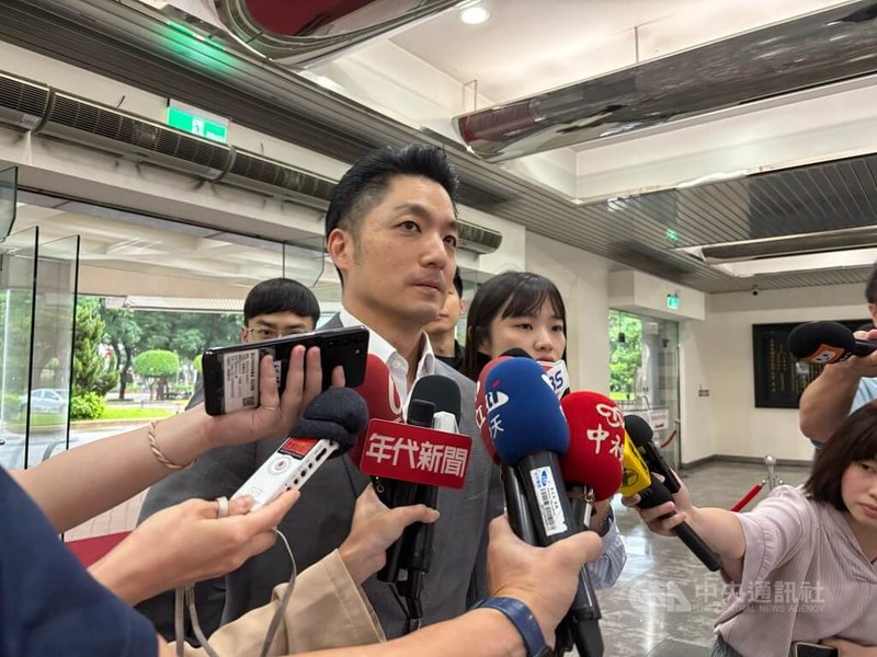 台北市長蔣萬安（中）3日表示，他將在4日和南投、雲林、彰化等縣市的首長到行政院遞交訴願書，希望中央不要苛扣地方一般性補助款，儘快撥款給地方政府。中央社記者陳昱婷攝 114年6月3日