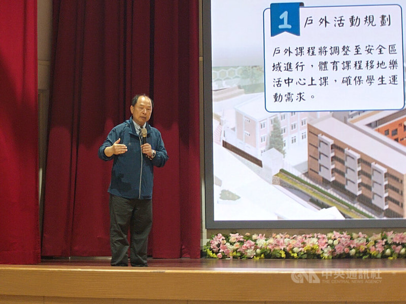 連江縣立中正國中小教學大樓重建暨地下停車場工程預計7月動工,議會3日前往考察,校長林元忠(圖)簡報時強調,採取先建後拆等措施,力求對學生影響降至最低。中央社記者潘欣彤攝 114年6月3日