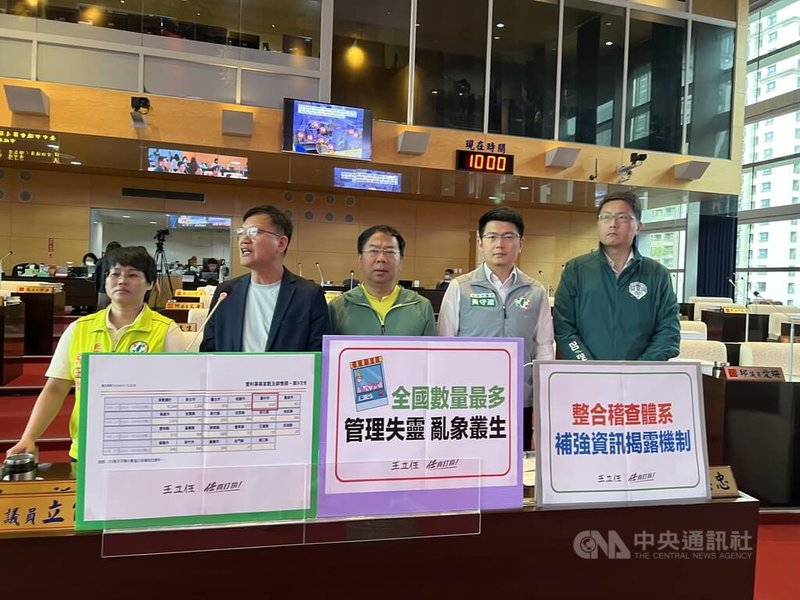民主進步黨籍台中市議員張玉嬿(前左起)、王立任、謝志忠、黃守達與林德宇等3日在台中市議會質詢時說,台中夾娃娃機店全國最多,亂象叢生,台中市政府應提解決辦法。中央社記者郝雪卿攝 114年6月3日