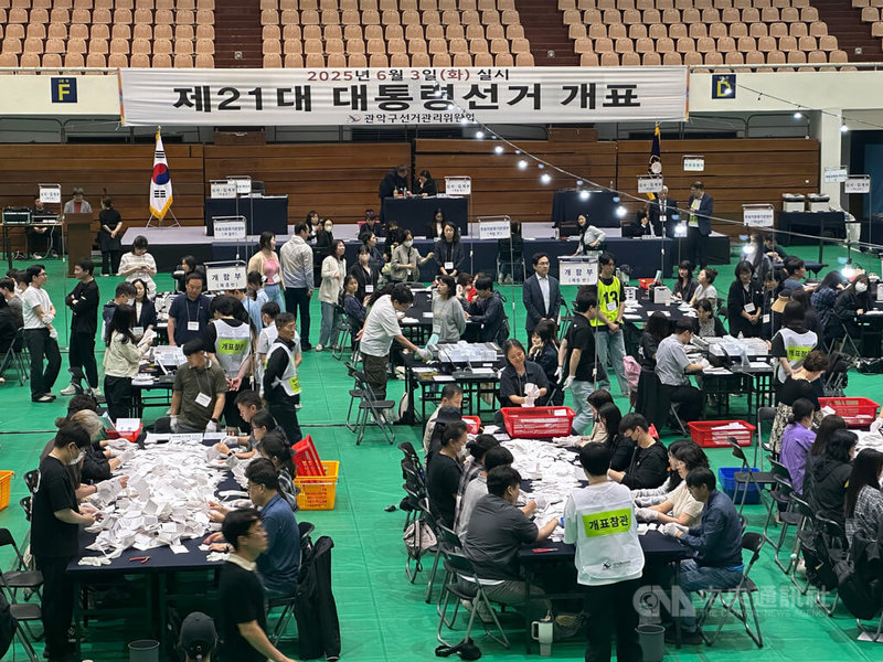 韓國6月3日舉行第21屆總統大選,晚間8時投票截止後開始進行計票工作。圖為位於首爾大學體育館內的開票所。中央社記者廖禹揚首爾攝 114年6月3日