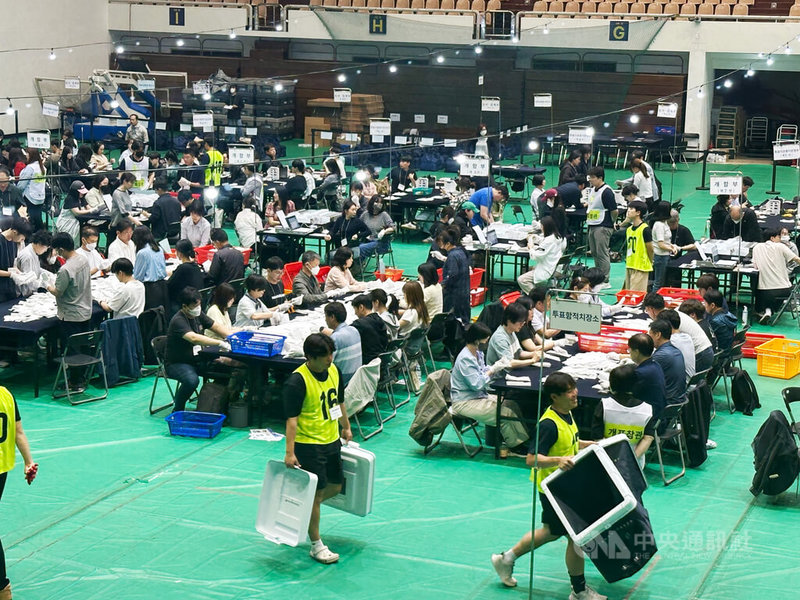 韓國3日舉行第21屆總統大選,晚間8時投票截止後開始進行計票工作。位於首爾大學體育館內的開票所晚間進行計票工作,場內可以看到身穿螢光色背心的選務人員搬著票箱進出。中央社記者廖禹揚首爾攝 114年6月3日