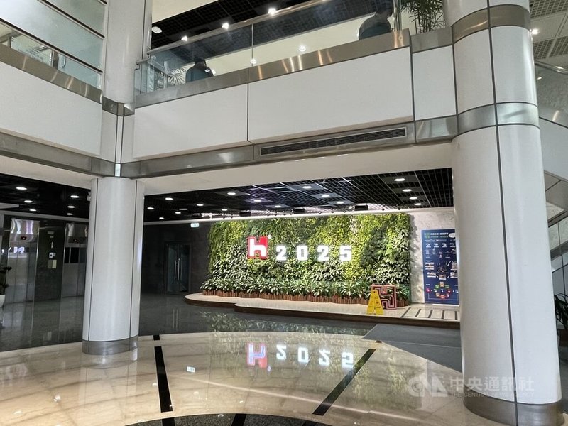 鴻海3日晚間代子公司公告取得美國德州2廠使用權,市場解讀因應人工智慧(AI)伺服器產能需求。圖為鴻海台灣新北市土城總部一隅。 中央社記者鍾榮峰攝 114年6月3日
