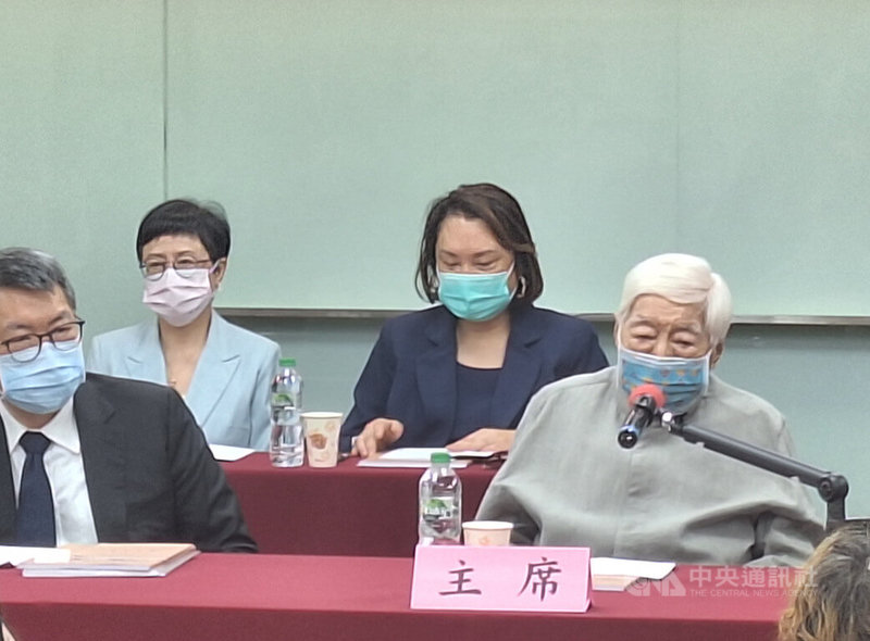 南僑3日召開股東會，董事長陳飛龍（右）表示，他因喉嚨不適，由副董事長陳正文（左）主持報告營運概況。陳正文指出，下半年將迎來油脂與冷凍麵團的傳統旺季，營運表現可望優於上半年。中央社記者何秀玲攝  114年6月3日