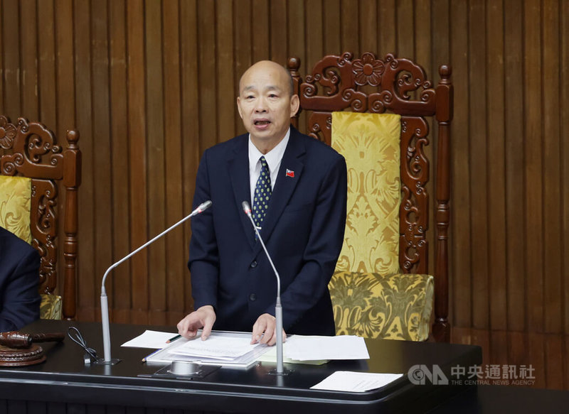 立法院會3日三讀修正通過保險法部分條文修正草案，明定未來債務人的壽險契約解約金若低於中央或直轄市公告每人每月最低生活費1.2倍計算的6個月金額中最高標準者（目前為台北市，約新台幣14萬6730元），不得扣押或強制執行。圖為立法院長韓國瑜（圖）宣讀通過。中央社記者裴禛攝  114年6月3日