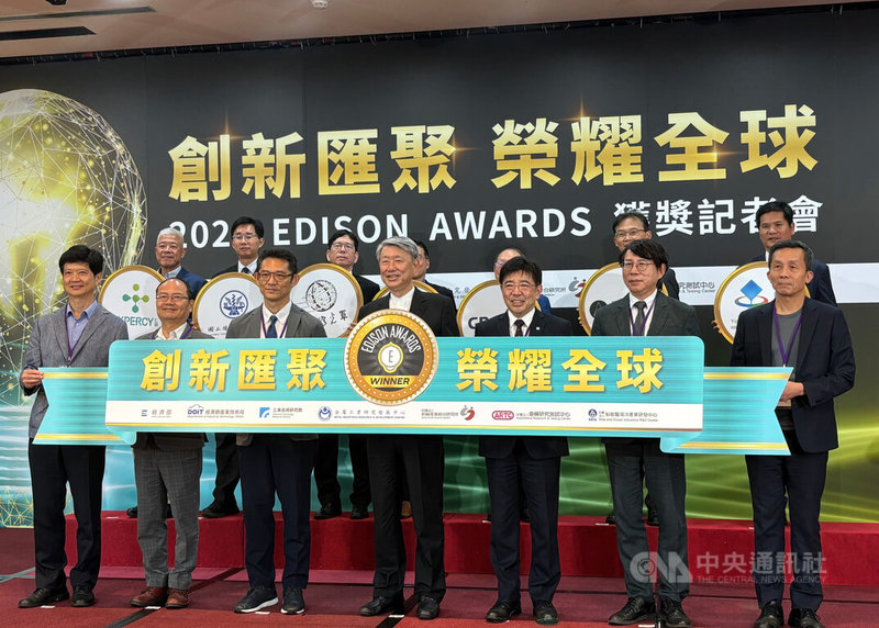 今年台灣共有18項技術獲愛迪生獎,成績全球第2,亞洲第1,其中經濟部支持的14項研發成果共拿下5金、6銀、3銅,獲獎法人高達5家,創下有史以來最佳成績。中央社記者劉千綾攝 114年6月3日