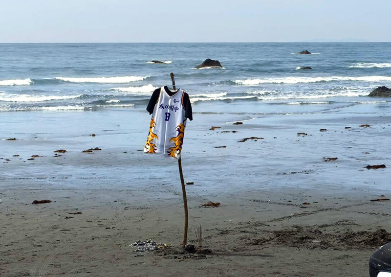 到台東都歷海灘戲水遭浪捲走的高中生，家人3日上午在沙灘掛出衣物，期待奇蹟發生；隨後海巡署岸巡人員中午在北岸岸際尋獲遺體，令家屬及學校師生悲慟不已。（民眾提供）中央社記者李先鳳傳真  114年6月3日