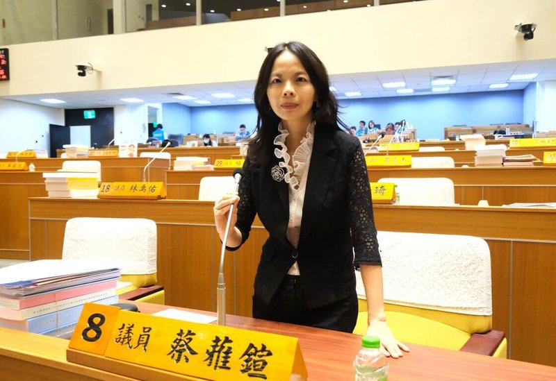 新竹縣議會3日進行第20屆第5次定期會,民進黨縣議員蔡蕥鍹(前)質詢表示,位於竹北市的新竹肉品市場附近遭堆置大量廢木材,質疑相關單位未積極查處;縣長楊文科表示,將派員稽查並處理。(新竹縣政府提供)中央社記者郭宣彣傳真 114年6月3日