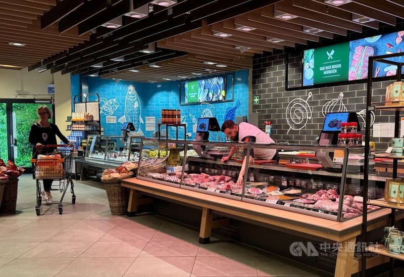 以技職教育為傳統的瑞士社會,近年面臨招不到本地學徒的困境,屠宰業的肉舖師傅就是其中之一。中央社記者郭芳君蘇黎世攝 114年6月3日