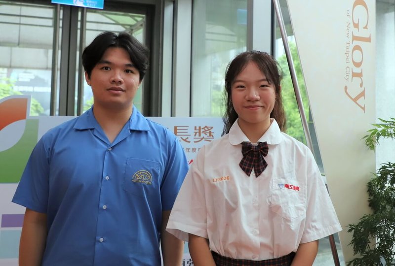 新北市113學年度市長獎、技藝頂尖人才暨學校模範生代表頒獎典禮3日舉行,竹林高中鮑其麟(左)、南強工商林宇蓁(右)分別以書法及舞蹈專長獲獎。(新北教育局提供)中央社記者黃旭昇新北市傳真 114年6月3日