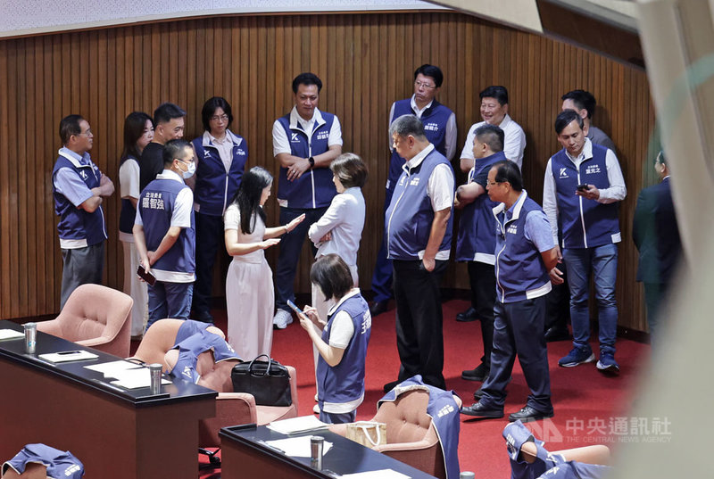 核三廠2號機於5月17日除役，台灣進入非核家園，國民黨及民眾黨立委提案，要求台中發電廠應逐年提出並落實減煤計畫，並在2028年完成無煤中火的國家減碳目標，立法院會3日下午將表決提案，上午國民黨立委在議場後方聚集討論。中央社記者裴禛攝  114年6月3日
