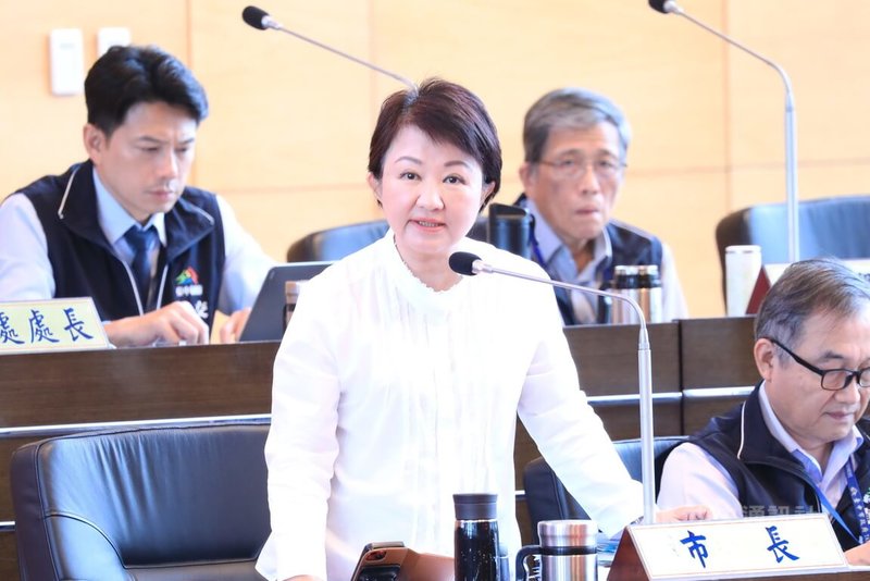 對於中央統刪地方補助款25%，部分縣市將提行政訴願；台中市長盧秀燕（前左）3日在議會總質詢答詢指出，如果在16日期限前中央沒有要發放，她將於11日到12日開會後採取法律途徑。中央社記者郝雪卿攝  114年6月3日