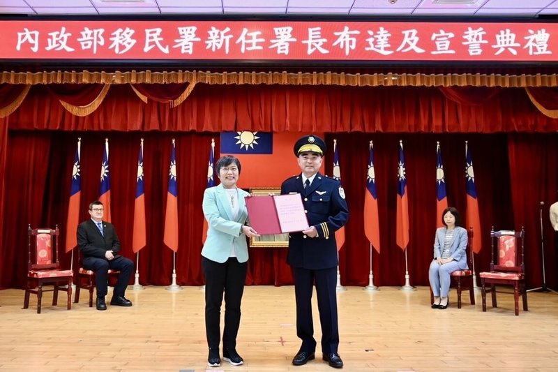 移民署3日舉行新任署長布達及宣誓典禮,內政部長劉世芳(左)表示林宏恩(右)為實務歷練完整的專業幹才,期許帶領團隊穩健前行、擘劃新局,共同守護台灣的多元共融社會。 (移民署提供)中央社記者黃麗芸傳真 114年6月3日