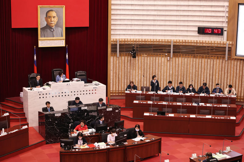 高雄市議會2日通過全國先例碳預算,環保局推估未來2年全市溫室氣體排放將上升242萬噸,也納入16項量化、57項配套減碳措施,涵蓋6大部門,預估未來2年將減量383萬噸。(高市環保局提供)中央社記者洪學廣傳真 114年6月3日