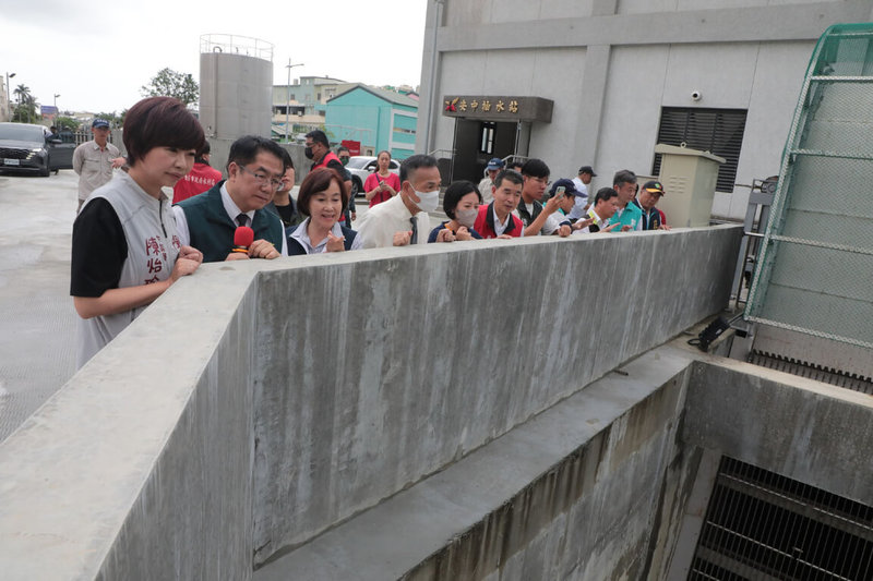 台南市長黃偉哲(前左2)3日前往安南區安中抽水站視察,並表示,現在抽水設施完工,每秒可抽水24公噸,治水能量因而大幅提升,有效保障居民財產安全。(台南市政府提供)中央社記者楊思瑞台南傳真 114年6月3日