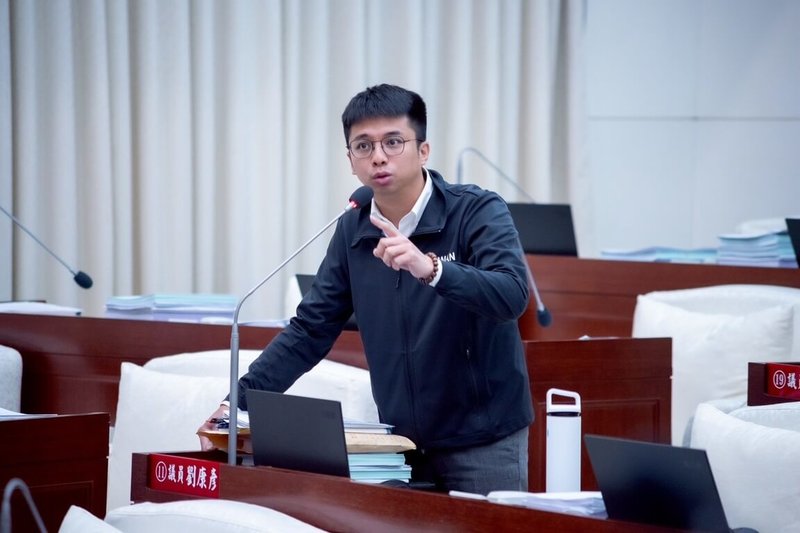 民進黨新竹市議員劉康彥3日在議會質詢時指出，竹市南寮地區多處道路遇急降雨就易積淹水，要求市府改善。（新竹市議會提供）中央社記者魯鋼傳真  114年6月3日