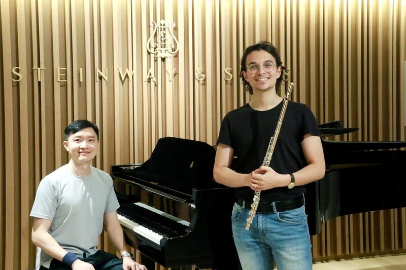 義大利長笛演奏家馬里奧.布魯諾(Mario Bruno,另譯:馬力歐.布魯諾)(右)與鋼琴家王一心(左)5日將在國家兩廳院演出,帶來多首改編樂曲。(新象提供)中央社記者葉冠吟傳真 114年6月3日