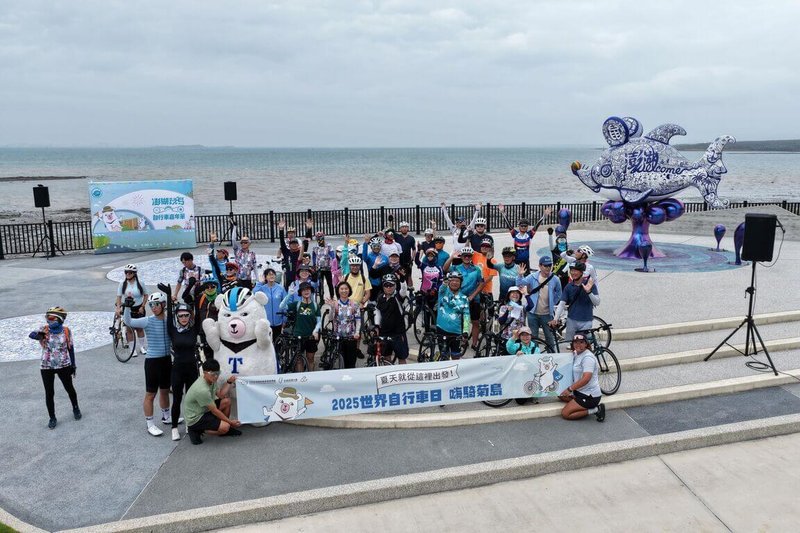 觀光署澎湖國家風景區管理處與澎湖縣自行車協會3日辦理「嗨騎菊島」活動,一路由濱海自行車道自白沙鄉嗨鼠地標(圖),騎到西嶼鄉小門地質探索館,途中雖遇雨,仍順利完成。(澎湖國家風景區管理處提供)中央社 114年6月3日
