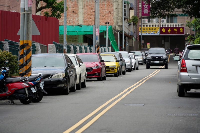 南投國小旁街道停滿車輛,不僅車輛通行須跨中線,學童步行也與車輛爭道,險象環生。南投市公所與警方踏勘,決議先柔性宣導,希望逐步打造行人安全環境。(南投市公所提供)中央社記者蕭博陽南投縣傳真 114年6月3日