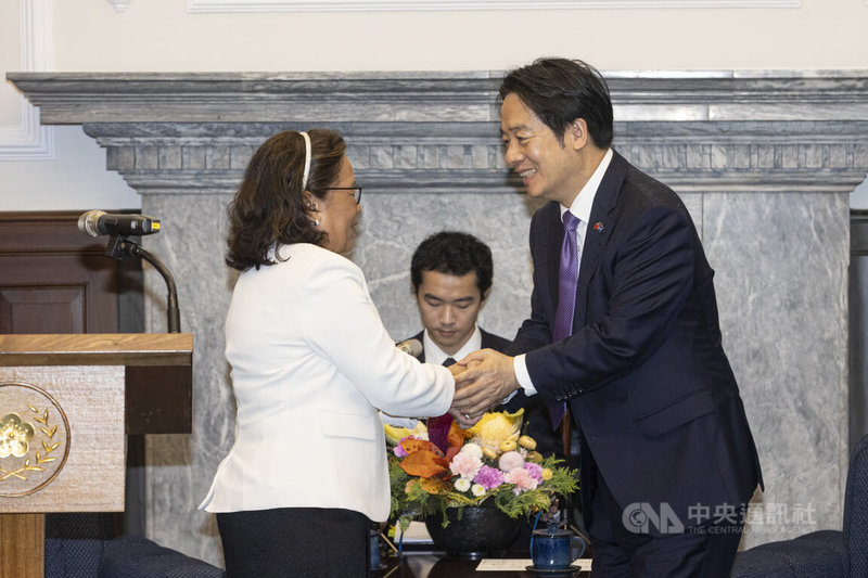 總統賴清德（右）3日以軍禮歡迎率團訪台的馬紹爾群島共和國總統海妮（左），並在總統府進行雙邊會晤，兩人握手致意。中央社記者鄭清元攝  114年6月3日