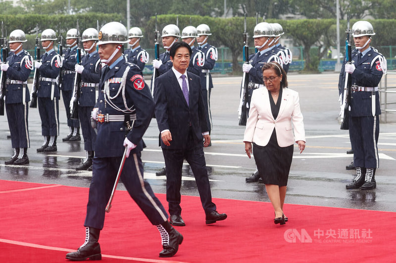 總統賴清德（前中）3日在總統府府前廣場以軍禮歡迎友邦馬紹爾群島共和國總統海妮（Hilda C. Heine）（前右）到訪，兩人緩步走過迎賓紅毯。中央社記者王騰毅攝  114年6月3日