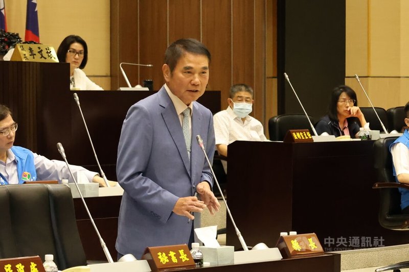 苗栗市為公路道路重整劃設偏心左轉車道標線實施不到1個月惹起廣大民怨，有民眾在1公里內接6張違規罰單，縣長鍾東錦3日在議會答詢表示已開出50多張罰單由縣府處理，另訂宣導適應期暫不開單。中央社記者管瑞平攝 114年6月3日