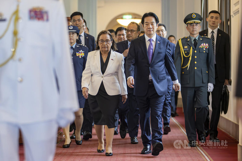 總統賴清德(前右)3日以軍禮歡迎率團訪台的馬紹爾群島共和國總統海妮(前右2),並在總統府進行雙邊會晤。中央社記者鄭清元攝 114年6月3日