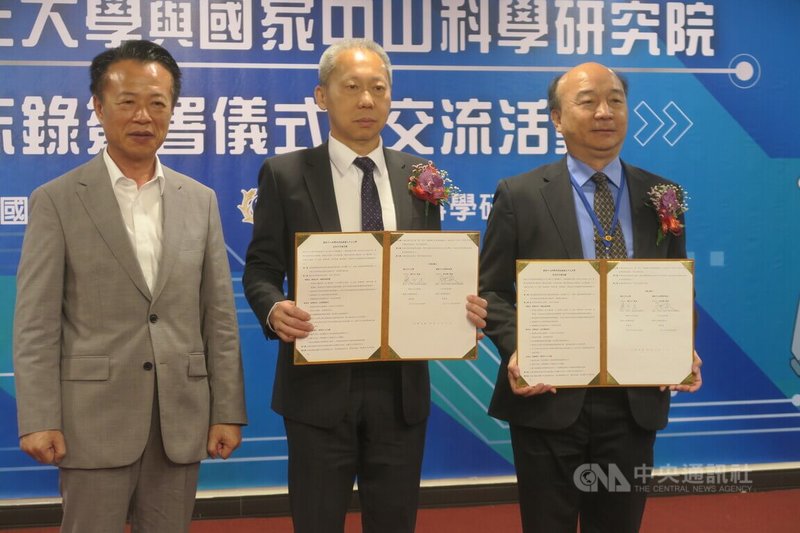 中科院長李世強（中）3日與中正大學校長蔡少正（右）在合作備忘錄簽署完成後，公布合作備忘錄，並由嘉義縣長翁章梁（左）見證。中央社記者吳書緯攝 114年6月3日