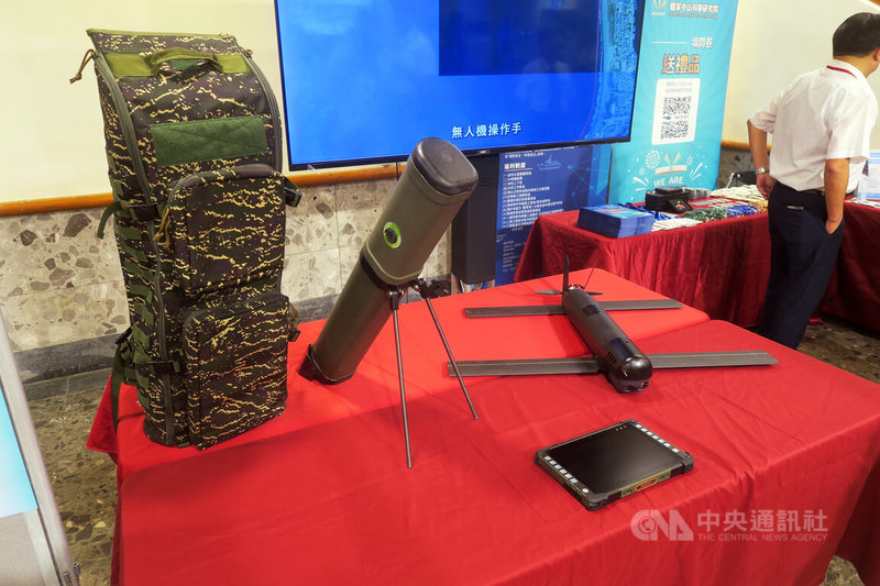 中科院3日展示勁蜂一型攻擊無人機,由單兵攜行背包、發射筒、平板電腦、無人機等,所組成全套系統。中央社記者吳書緯攝 114年6月3日