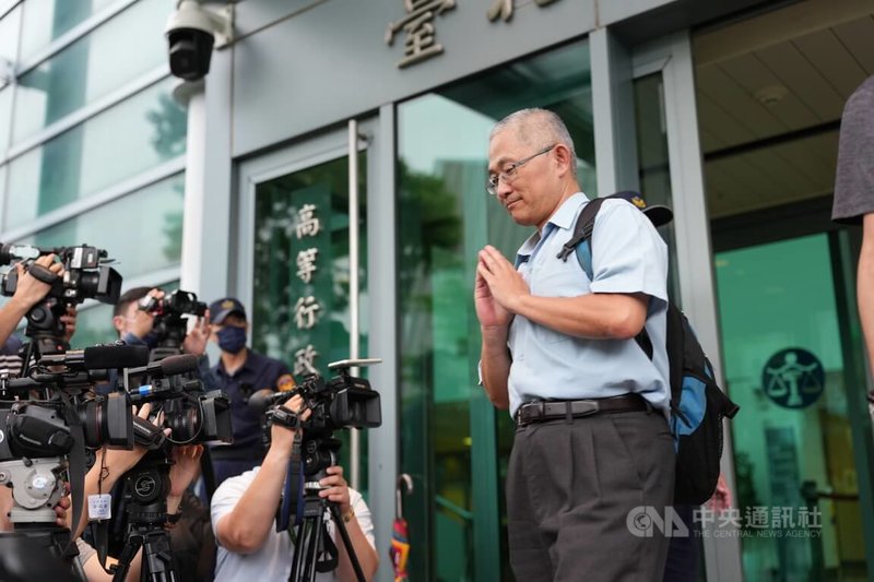 罷免民進黨立委吳思瑤案徵求連署7日屆滿,因領銜人退出,為求第二階段送件連署函順利,罷團代表、連署人賴苡任聲請假處分,台北高等行政法院3日開庭,中選會選務處副處長(右)出庭。中央社記者劉世怡攝 114年6月3日