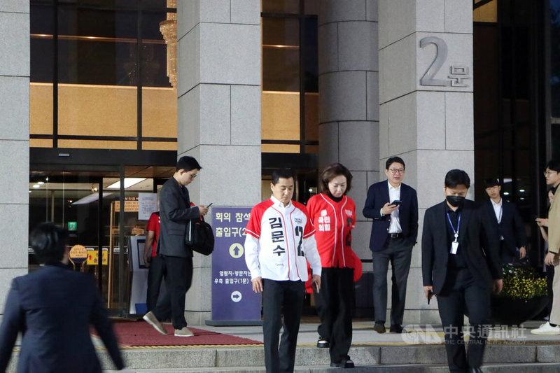 韓國總統大選,國民力量選情中心設於國會圖書館內。出口民調顯示共同民主黨候選人李在明勝出,國民力量黨內人士面色凝重地走出選情中心。中央社記者廖禹揚首爾攝 114年6月3日