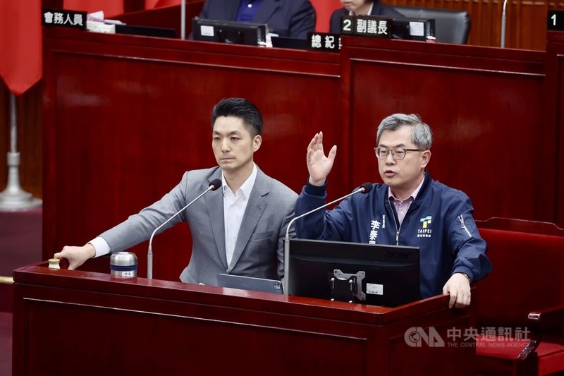 台北市議會3日進行市政總質詢,市長蔣萬安(左)與秘書長兼北市選委會主委李泰興(右)列席備詢。中央社記者王飛華攝 114年6月3日