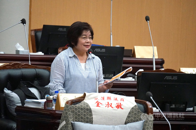 無黨籍花蓮縣議員黃玲蘭(圖)3日總質詢關心「增裕公所建設財源專案補助款」用途,質疑縣府用於基礎建設,沒落實配合重大計畫地方公所配合款。中央社記者張祈攝 114年6月3日