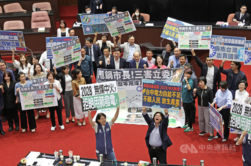 立法院會3日處理國民黨立委羅廷瑋等人所提2028無煤中火提案,廣泛討論階段,朝野隔空叫陣,下午開始記名表決,最終在野黨以人數優勢通過提案。中央社記者裴禛攝 114年6月3日