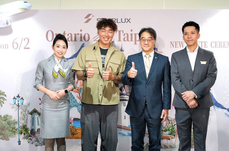 星宇航空2日正式開航北美第4個航點加州安大略，首航邀請台灣「不死鳥」郭泓志（左2）以安大略宣傳大使的身分到場，並擔任開球嘉賓。（星宇航空提供）中央社記者黃巧雯傳真 114年6月3日