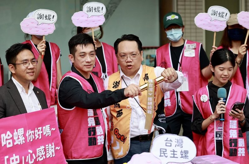 罷免中國國民黨籍立法委員馬文君團隊原本遞交連署書不足1531人，領銜人曾郁凱（前左2）3日與團隊成員補件3828份連署書，跨過法定門檻。（罷免馬文君團隊提供）中央社記者蕭博陽南投縣傳真 114年6月3日