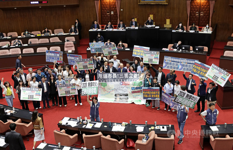 立法院會3日表決通過國民黨立委羅廷瑋等台中市立委及民眾黨立委張啓楷提案,決議台中發電廠應逐年提出並落實減煤計畫,並在2028年完成無煤中火的國家減碳目標。圖為藍綠兩黨立委在表決時舉牌,各自表達訴求。中央社記者裴禛攝 114年6月3日