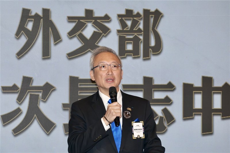 吳志中2日接見來訪的斯洛伐克特納瓦(Trnava)省長維酷比(Jozef Viskupič,另譯:魏古斯)。圖為吳志中5月8日出席「歐戰勝利80週年紀念茶會」。