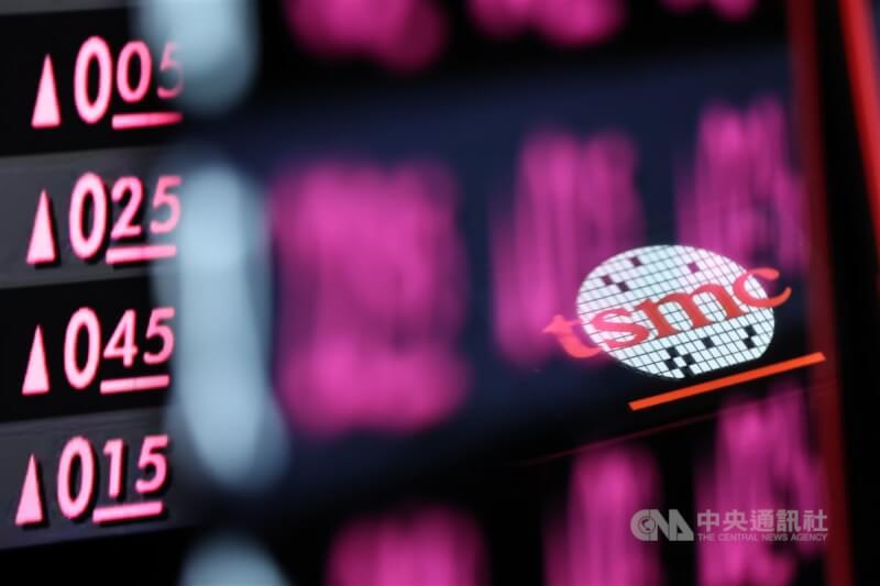 圖為台積電標誌及台股盤面。（中央社檔案照片）