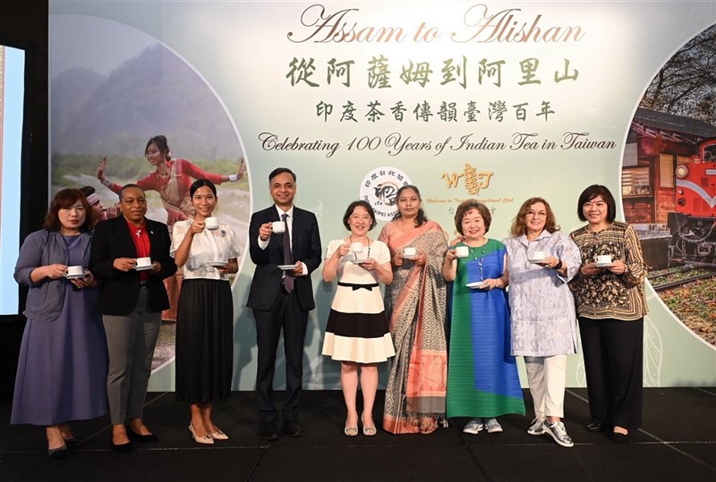 印度台北協會3日與台北市迎新會舉辦「從阿薩姆到阿里山–慶祝印度茶在台灣百年飄香」活動,印度台北協會會長葉達夫(左4)、台北市迎新會理事長廖婉如(左5)及印度台北協會會長夫人Shital Yadav(左6)出席。(印度台北協會提供)中央社記者楊堯茹傳真 114年6月3日