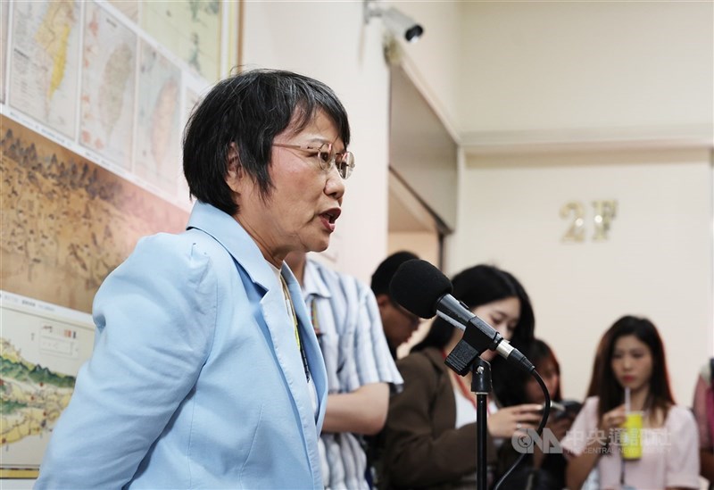 內政部長劉世芳(左)2日上午赴立法院內政委員會列席備詢,會前接受媒體聯訪回應有關中正路改名等相關議題。(中央社檔案照片)