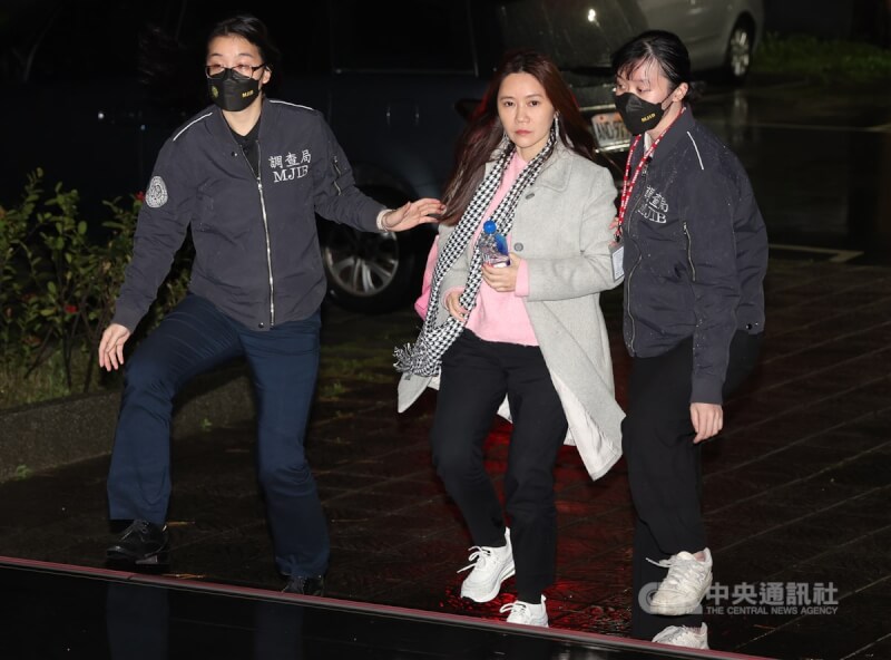 民進黨台北市議員陳怡君（中）涉嫌以親友充作人頭助理，以詐領助理費約300萬多元。（中央社檔案照片）