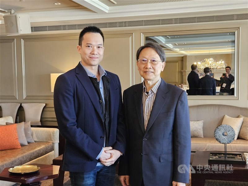 圖為聚陽董事長周理平（右）與執行長周心鵬。（中央社檔案照片）