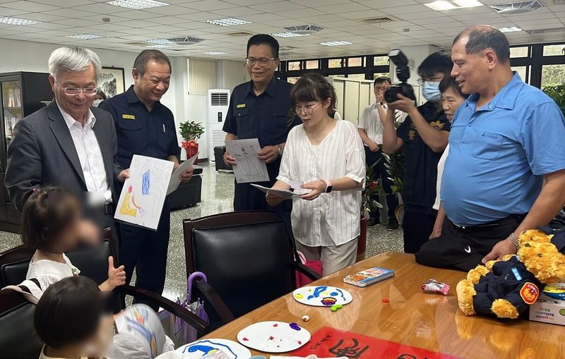新北市土城警分局清水派出所前所長劉宗鑫因公殉職,警政署長張榮興(後左)3日慰問遺眷,劉宗鑫的大女兒特別贈送塗鴉畫。(新北土城警分局提供)中央社記者黃旭昇新北市傳真 114年6月3日